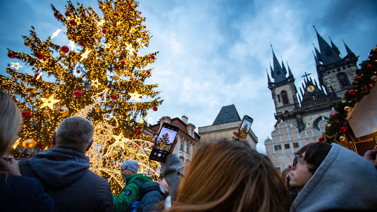 Fotky: Langoš za 150, klobása za 120. Vánoce rozzářily Staroměstské náměstí